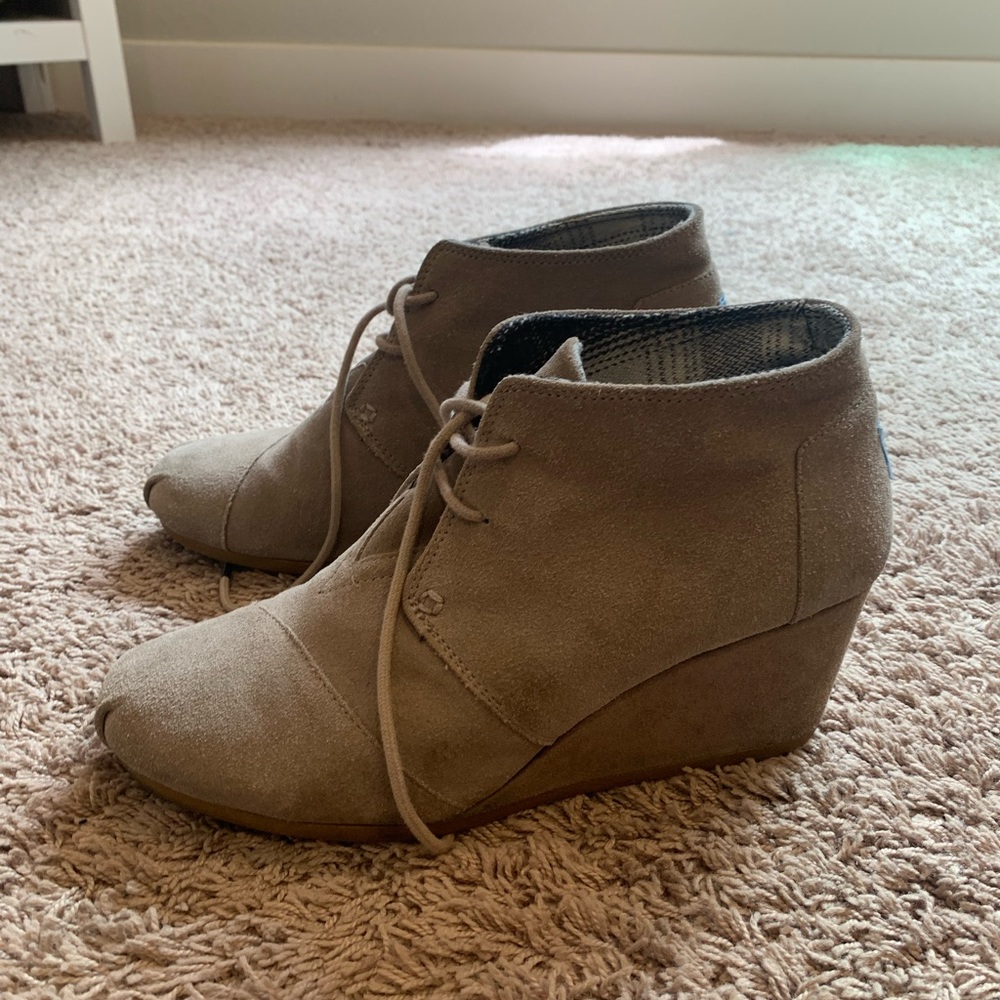 Tom’s wedge booties
